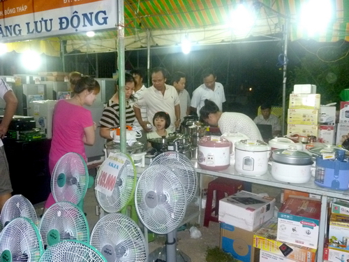 Phiên chợ hàng Việt về nông thôn thu hút đông đảo người dân